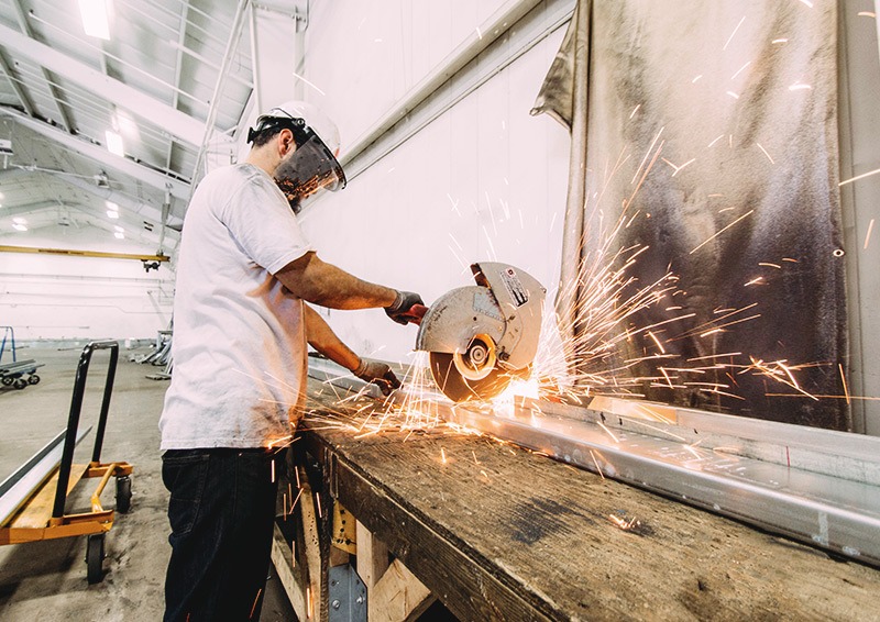 Equipe da Forte Aço Serralheria trabalhando em projeto metálico